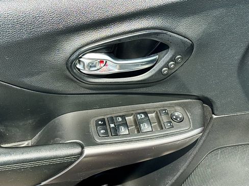 Used 2021 Jeep Cherokee Limited w/ Mopar Interior Package AWD/4WD image 17