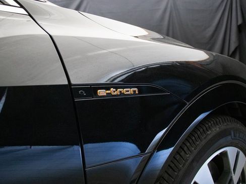 Used 2022 Audi e-tron Premium Plus w/ Premium Plus Package image 39