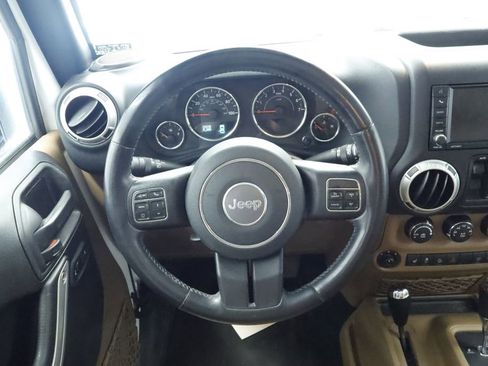 Used 2017 Jeep Wrangler Unlimited Sahara w/ Connectivity Group AWD/4WD image 23