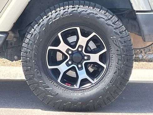 Used 2018 Jeep Wrangler Unlimited Sahara w/ Connectivity Group image 19