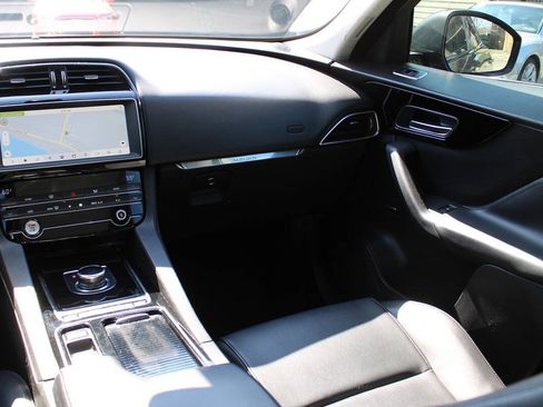 Used 2019 Jaguar F-PACE Premium AWD/4WD image 16