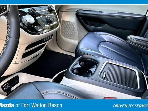 Used 2023 Chrysler Pacifica Touring-L FWD image 15