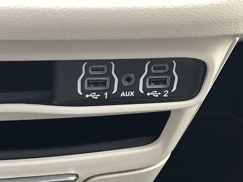 Used 2024 Chrysler Pacifica Touring-L image 25