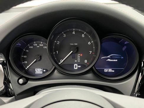 Used 2025 Porsche Macan image 11