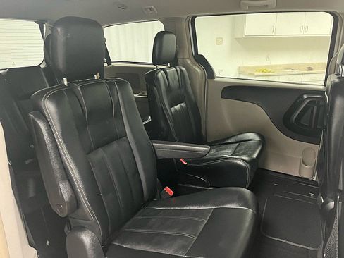 Used 2016 Chrysler Town & Country Touring image 13