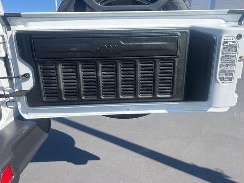 Used 2025 Jeep Wrangler Unlimited Sahara AWD/4WD image 43