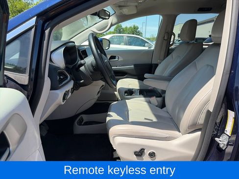 Used 2018 Chrysler Pacifica Touring-L FWD image 16