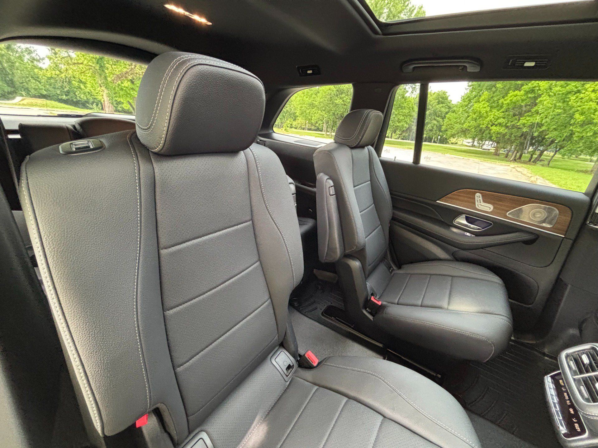 Used 2025 Mercedes-Benz GLS 450 4MATIC w/ AMG Line Exterior image 21
