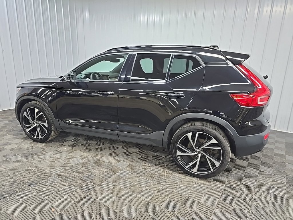 Used 2022 Volvo XC40 T5 R-Design w/ Climate Package AWD/4WD image 4