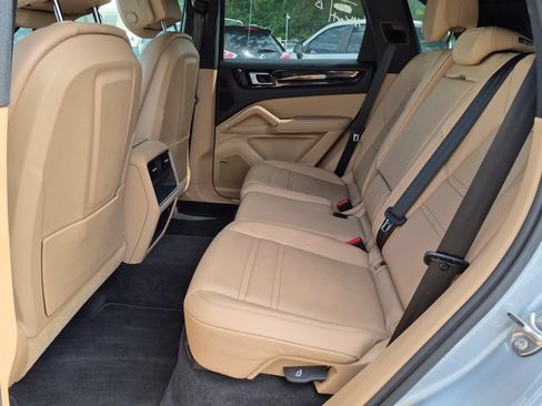 Used 2023 Porsche Cayenne AWD/4WD image 14