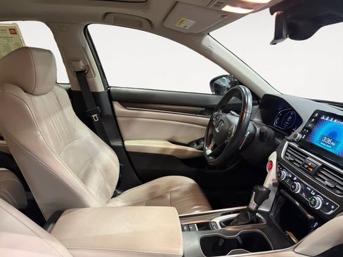 Used 2018 Honda Accord Touring image 16