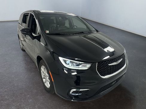 Used 2025 Chrysler Pacifica Select image 1