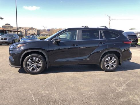 Used 2023 Toyota Highlander XLE AWD/4WD image 3