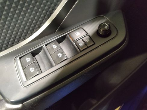 Used 2019 Toyota C-HR LE image 27