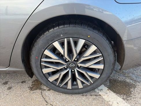 Used 2024 Nissan Altima 2.5 SV image 10