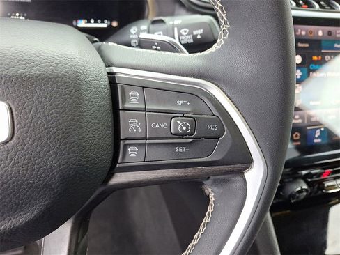 Used 2023 Jeep Grand Cherokee Limited image 22