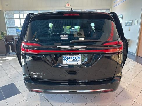 Used 2025 Chrysler Pacifica Select FWD image 12
