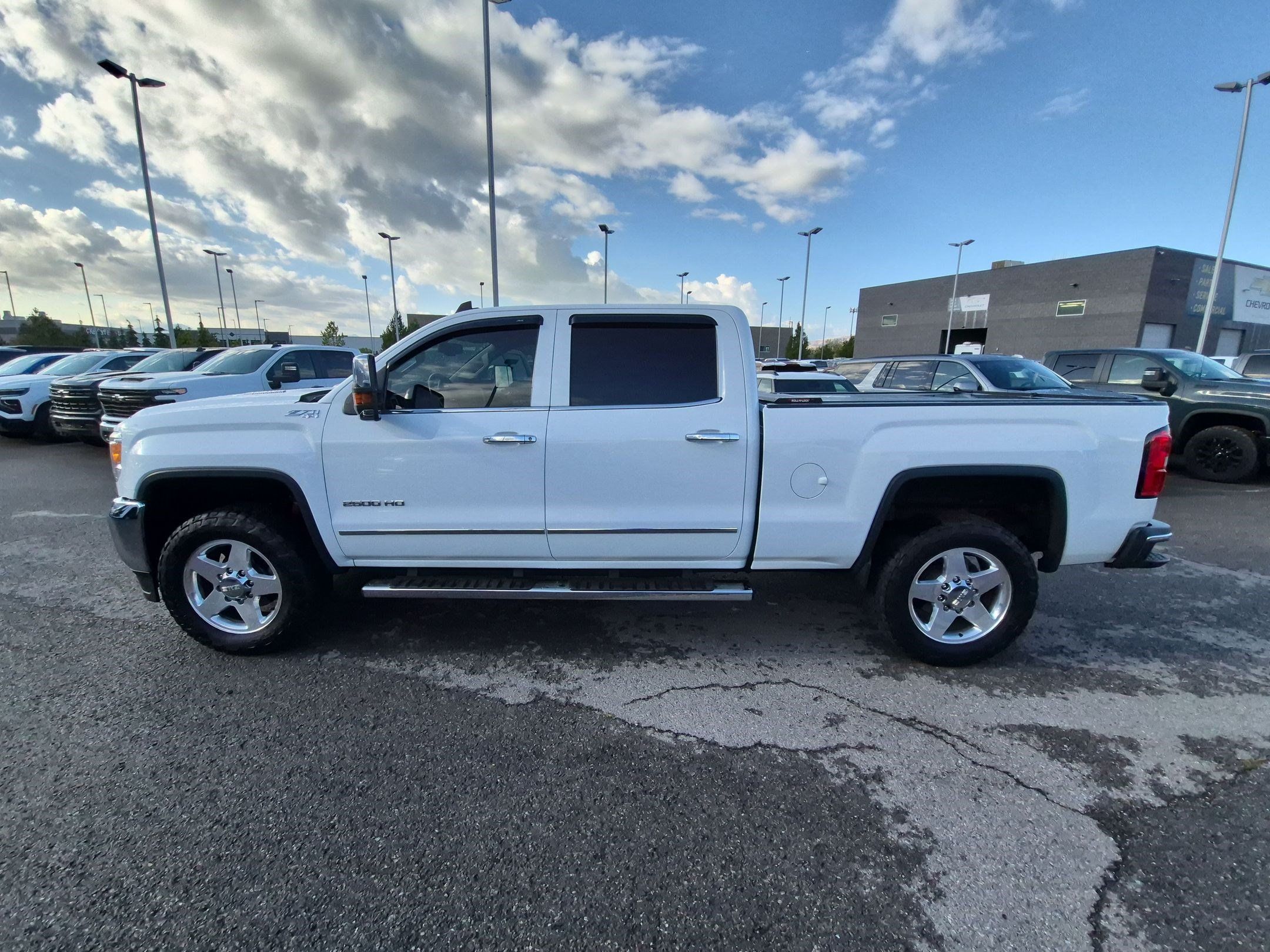 Used 2015 GMC Sierra 2500 SLT w/ Duramax Plus Package AWD/4WD image 7