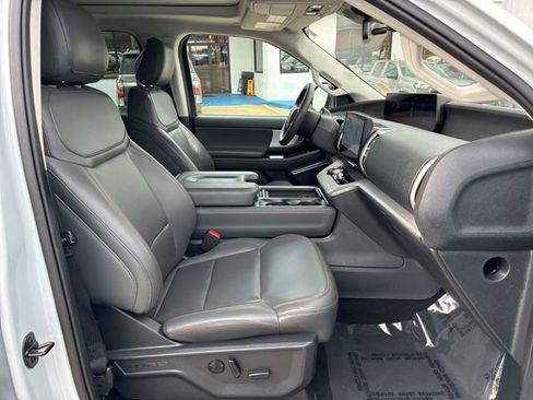 Used 2025 Ford Expedition Active image 35