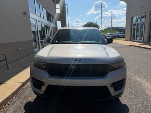 Used 2023 Jeep Grand Cherokee Altitude AWD/4WD image 2