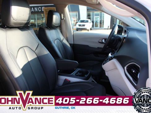 Used 2024 Chrysler Pacifica Touring-L image 16