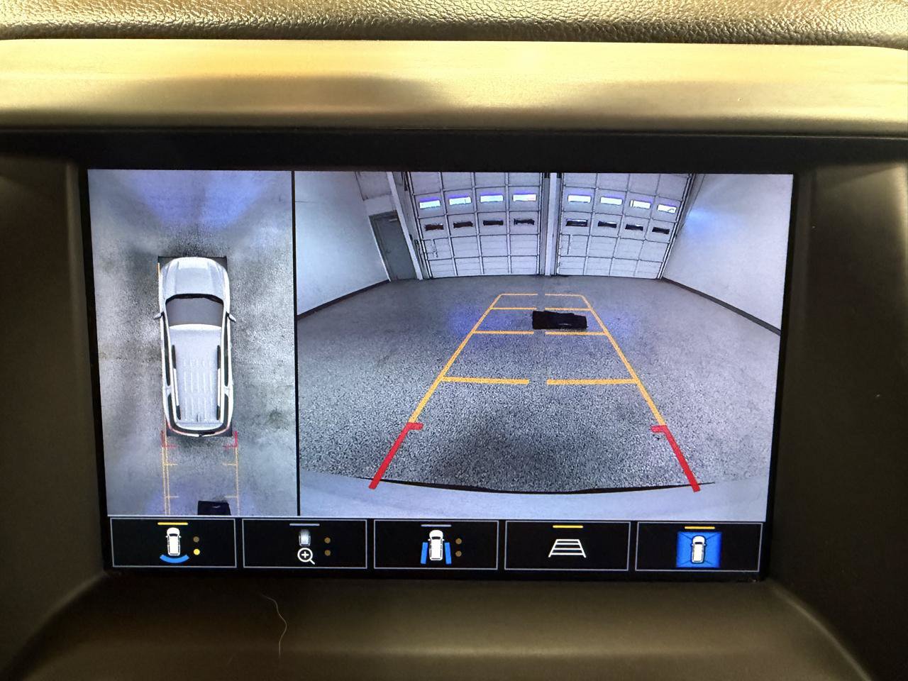 Used 2022 GMC Acadia SLT w/ Technology Package FWD image 18