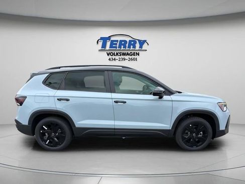 New 2026 Volkswagen Taos SE FWD image 1