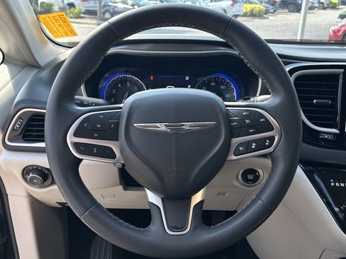 Used 2023 Chrysler Pacifica Touring-L FWD image 17