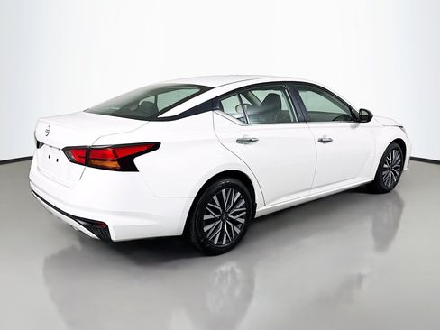Used 2025 Nissan Altima 2.5 SV FWD image 10