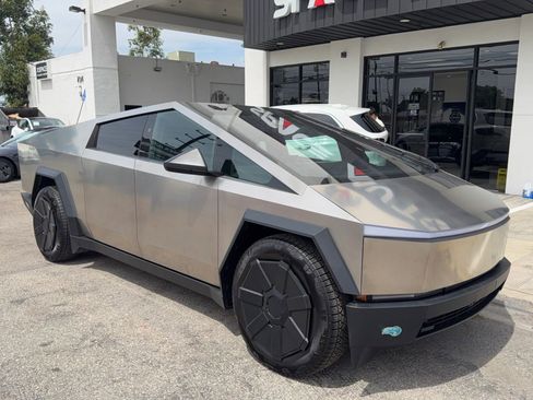 Used 2024 Tesla Cybertruck AWD Crew Cab image 8