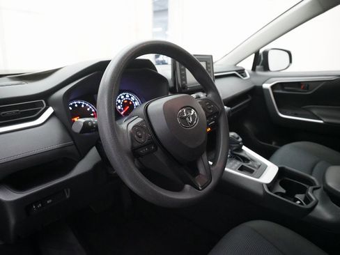 Used 2020 Toyota RAV4 LE image 8
