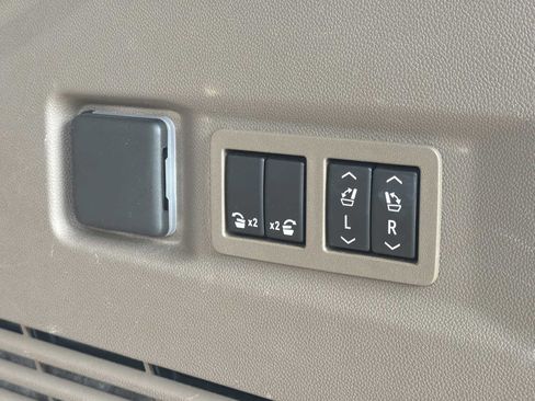 Used 2024 GMC Yukon Denali w/ Denali Reserve Package image 32