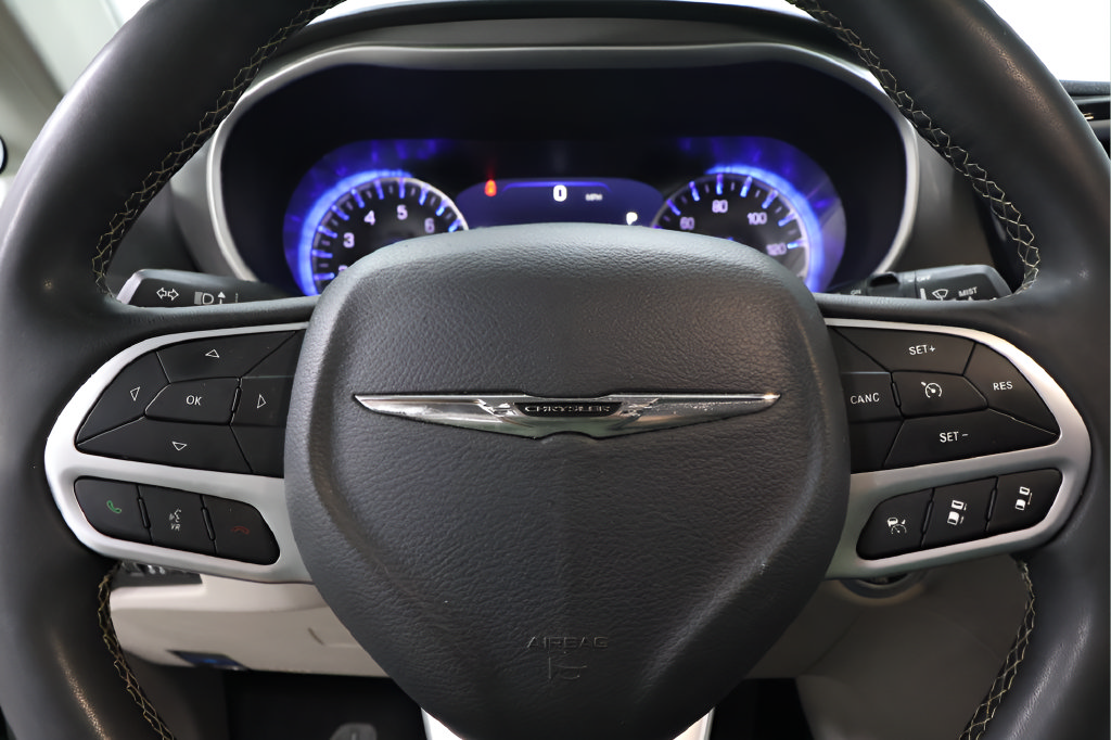 Used 2024 Chrysler Pacifica Touring-L FWD image 11