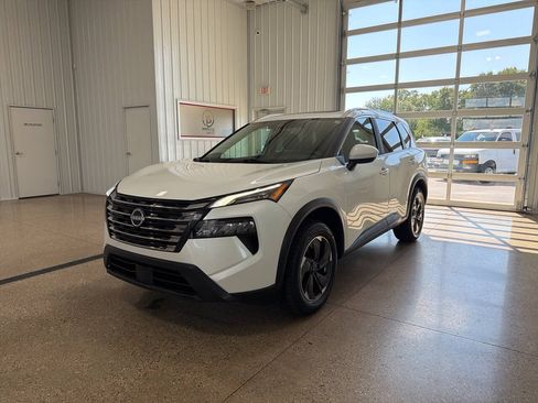 Used 2024 Nissan Rogue SV w/ SV Premium Package AWD/4WD image 2