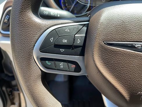 Used 2017 Chrysler Pacifica Touring FWD image 14