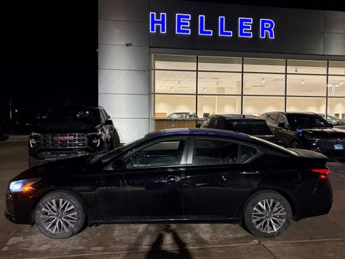 Used 2023 Nissan Altima 2.5 SV w/ SV Premium Package image 3