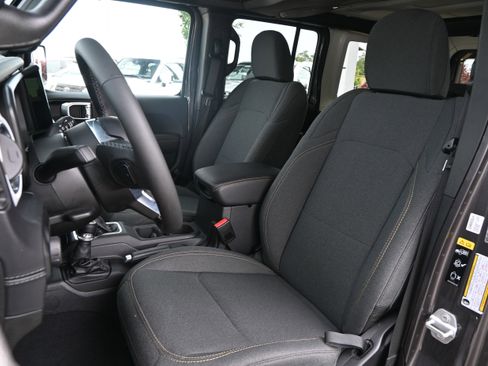 Used 2025 Jeep Wrangler Unlimited Sahara AWD/4WD image 15