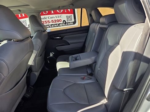 Used 2021 Toyota Highlander XLE image 11