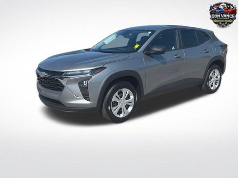 Used 2026 Chevrolet Trax LS FWD image 1