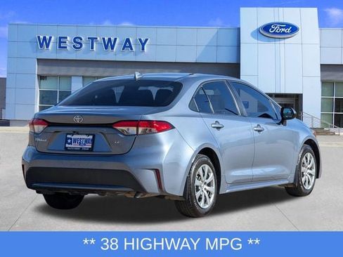 Used 2021 Toyota Corolla LE image 3