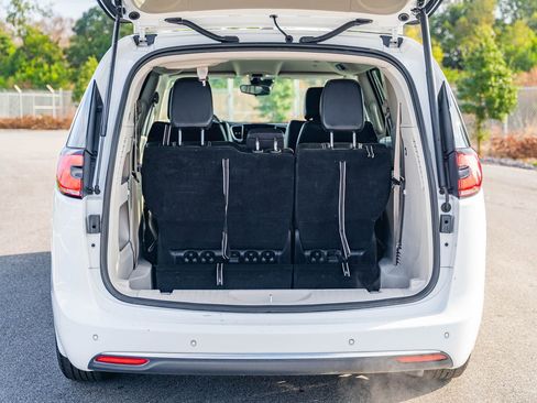 Used 2024 Chrysler Pacifica Touring-L image 15