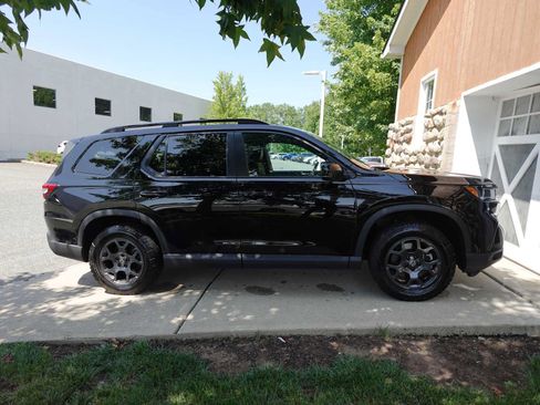 Used 2025 Honda Pilot TrailSport image 8