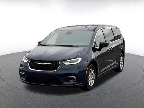 Used 2025 Chrysler Pacifica Select FWD image 6