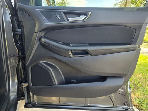 Used 2019 Ford Edge SE FWD image 18