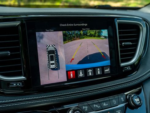 Used 2025 Chrysler Pacifica Select FWD image 25