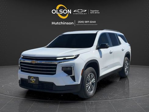 Used 2025 Chevrolet Traverse LT w/ Driver Confidence Package AWD/4WD image 1