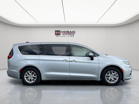 Used 2023 Chrysler Pacifica Touring-L FWD image 2