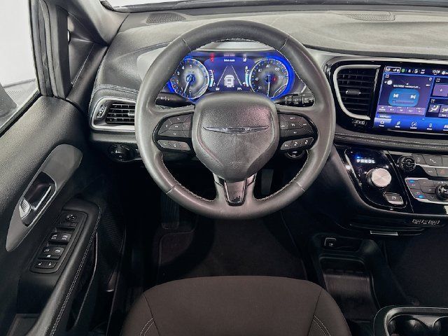 Used 2023 Chrysler Pacifica Touring FWD image 14