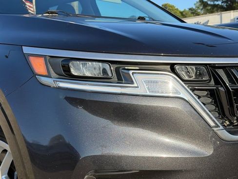 Used 2024 Kia Carnival LX image 3