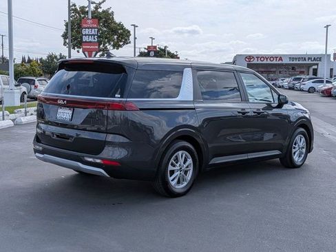 Used 2023 Kia Carnival LX image 9